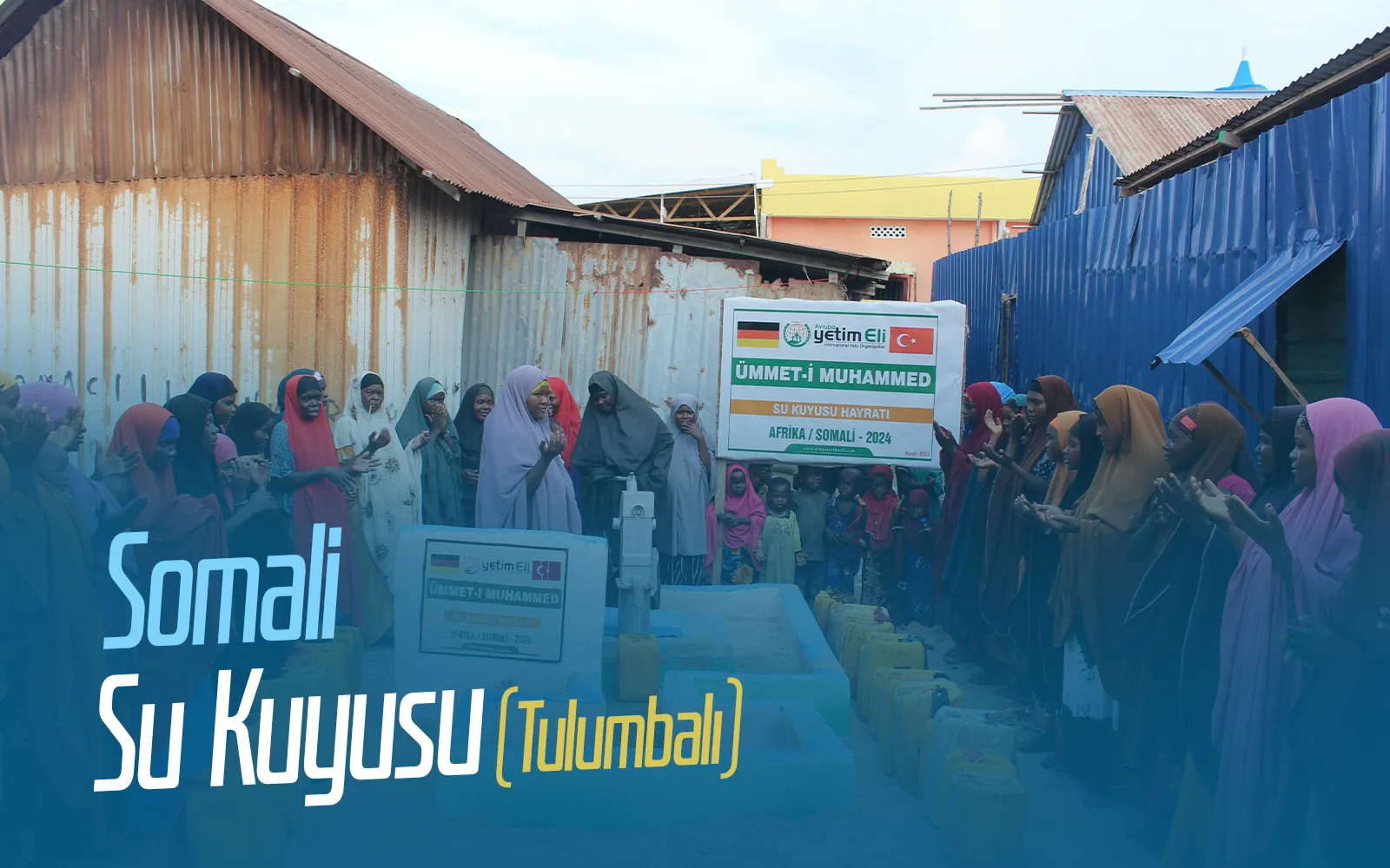 Tulumbalı su kuyusu bağışı ile Somali köyünde el pompasından su alan çocuklar
