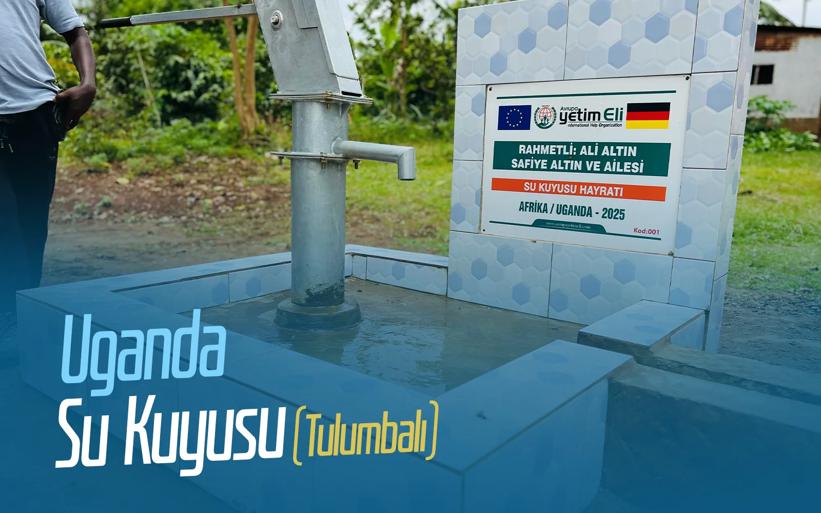 Tulumbalı su kuyusu bağışı ile Uganda köyünde el pompasından su alan çocuklar